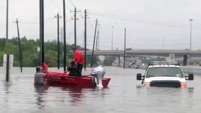 Miles de personas, entre ellas hondureños, han tenido que ser evacuadas de sus casas y ser llevadas a albergues.