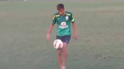 Uno de los cracks de la Selección de Brasil y del Barcelona, Neymar, llamó la atención de todos los periodistas que asistieron a ver el entrenamiento de la Selección de Brasil en Miami, porque se lució con el balón.