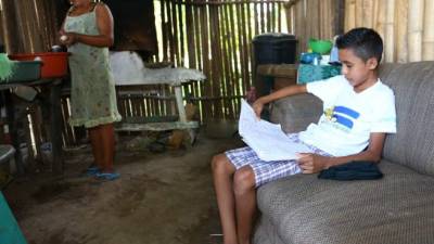 De un excampo bananero llegó recién operado al Congreso Nacional como diputado infantil. Aquí junto a su madre. Fotos: Franklyn Muñoz.