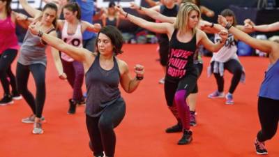 La empresa que opera las clases de Zumba dice que 15 millones de personas lo practican semanalmente en gimnasios y estudios de baile en 186 países.