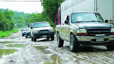 Esta es la realidad de la carretera que transitan todos los días los habitantes de la zona de Jucutuma para salir a trabajar y regresar a sus casas. Fotos: Amílcar Izaguirre