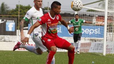 Marco Vega y Richard Rodríguez en la disputa de la pelota.