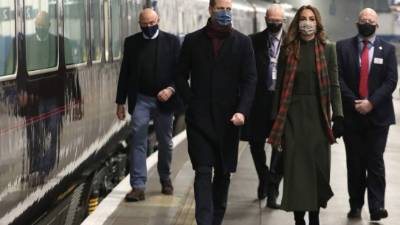 El príncipe William y su esposa, Kate Middleton, iniciaron este lunes una gira relámpago por el Reino Unido para rendir homenaje a los empleados y organizaciones que han hecho frente a la pandemia en la primera línea de la batalla, informó el palacio de Kensington.