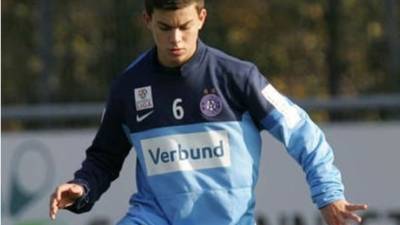 El futbolista burló a la defensa rival con una increíble sucesión de regates o quiebres, antes de batir por bajo al portero austríaco.