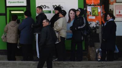 Largas colas ante los bancos de Crimea por temor al referéndum.
