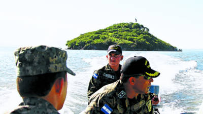 Militares hondureños están en la isla y patrullan las zonas cercanas a la misma para combatir el contrabando y la pesca ilegal.