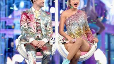 Con la presentación de Taylor Swift, cantando su nueva canción 'Me', junto con Brendon Urie, vocalista de Panic! at the Disco inició la gala que premia a lo mejor de la noche.