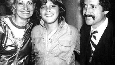 Luis Miguel junto a su madre, Marcela Basteri (i), y su padre, Luisito Rey (d). Foto Agencia Reforma.