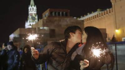 Una pareja disfruta los festejos del Año Nuevo chino en Hong Kong.