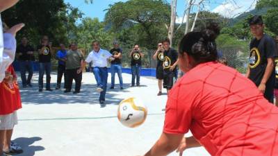 Un ambiente familiar se vivió en el encuentro inaugural de la cancha. Foto: Jorge Monzón