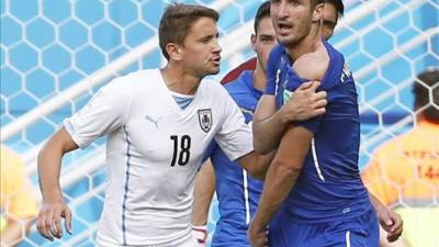 El jugador de la selección italiana Giorgio Chiellini (d) muestra el mordisco que el jugador de la selección uruguaya Luis Suárez le propinó en el hombro durante el partido disputado entre ambas selecciones. EFE