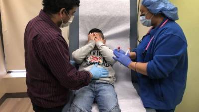 El inmigrante guatemalteco Marvin se realizó una prueba de coronavirus junto a su hijo, Junior, en Connecticut./AFP.