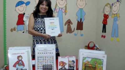 La licenciada Marta Elena Cálix muestra las diferentes laminillas educativas según su categoría. Fotos: Amílcar Izaguírre