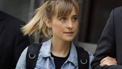 La actriz Allison Mack abandona la corte federal del distrito de Brooklyn hoy, martes 24 de abril de 2018.// Foto EFE/PETER FOLEY