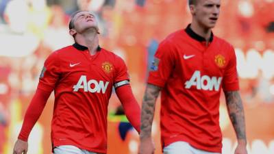 Wayne Rooney y Alexander Büttner lamentando la derrota del Manchester United.