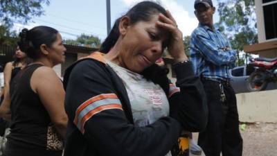 Familiares retiran el cadáver de Landy Carías.