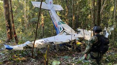 La madre de los cuatro niños, el piloto y un líder indígena fallecieron en el accidente. Los menores pueden seguir con vida, según rescatistas.