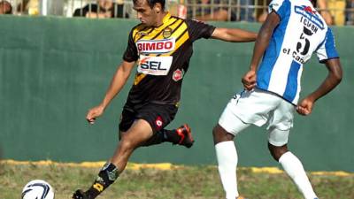 Nicolás Cardozo, en acción contra el Victoria.