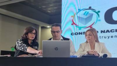 Los concejales del CNE se aprestan en la noche del domingo 28 de noviembre de 2021 a dar el primer corte de resultados de las elecciones presidenciales en Honduras.
