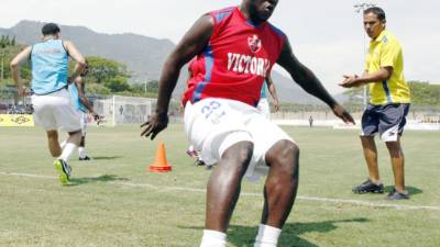 South Korea's Moon Seon-min (R) fights for the ball with Honduras' Felix Crisanto (C) during a friendly football match between South Korea and Honduras in Deagu on May 28, 2018World Cup-bound South Korea defeated Honduras 2-0 in the friendly match. / AFP PHOTO / Jung Yeon-je