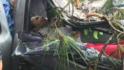 Una de los ocupantes del vehículo cuando se encontraba atrapada en el interior.