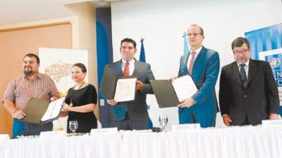 Acto. Los miembros de la junta interventora del RNP junto con el representante del PNUD y la vicecanciller, luego de firmar el contrato de administración de los fondos.