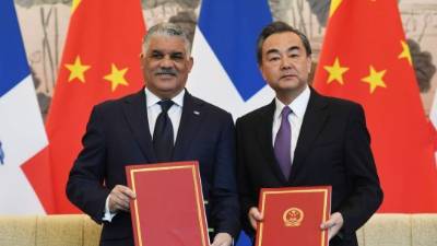 El canciller dominicano Miguel Vargas con el canciller chino Wang Yi sellaron los lazos entre Pekín y Santo Domingo./AFP.