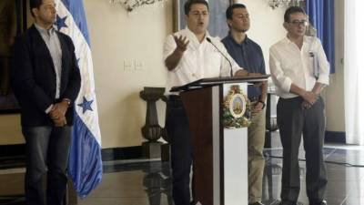El presidente Juan O. Hernández, el asesor presidencial Ebal Díaz y el director de la AMH, Guillermo Matamoros.