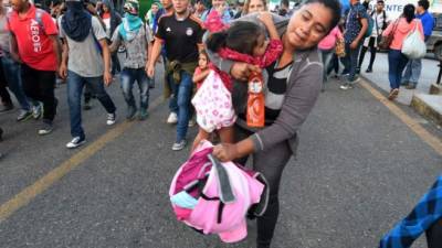 La mayoría de los migrantes son hombres jóvenes, pero también van adultos mayores, mujeres y niños, algunos en brazos. AFP