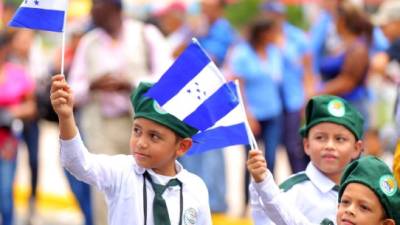 Autoridades educativas hacen el llamado a los padres de familia, alumnos y ciudadanos para evitar que las calles de San Pedro Sula queden sucias, después de este evento, como ha ocurrido en años anteriores.