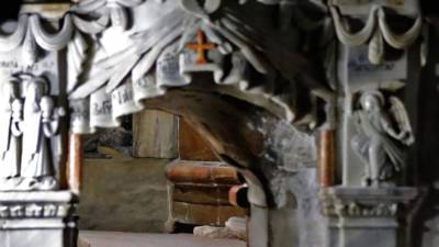 A couple of religious Jews pray at the Jewish cemetary of Mount of Olives in Jerusalem on December 14, 2018. - Israeli forces kept up a manhunt today for a Palestinian who shot dead two soldiers in the occupied West Bank, as Prime Minister Benjamin Netanyahu faced rightwing pressure for a strong response. (Photo by AHMAD GHARABLI / AFP)