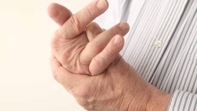 Tronarse los dedos puede ser malo para las articulaciones.