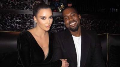 Kanye West celebró que su esposa, Kim Kardashian, se convirtió en 'billonaria'.