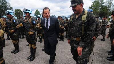 El embajador de Chile en Honduras, Jaime Bravo Oliva (c). EFE/Archivo.