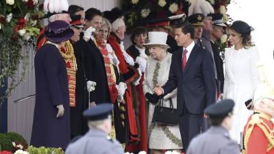 La reina Isabel II presenta al presidente mexicano, Enrique Peña Nieto, a los miembros del Gobierno británico durante una ceremonia oficial en el Pabellón real del Horse Guards Parade de Westmisnter.
