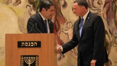 El mandatario Juan Orlando Hernández saluda al presidente del Parlamento de Israel, Yuli Edelstein.