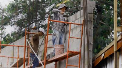 <b><span class=mln_uppercase_mln>PROYECTOS.</span></b> Albañiles trabajan en la construcción de viviendas de clase media en San Pedro Sula.