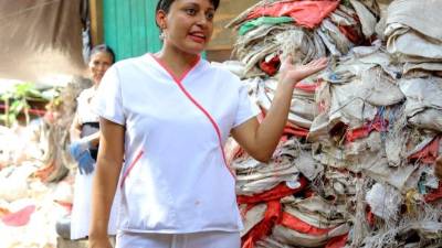 Gina está dispuesta a culminar su sueño enfrentando cualquier trabajo digno. Actualmente clasifica y lava sacos desechados. Fotos: Franklyn Muñoz