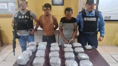 Según el informe policial, el decomiso asciende a 21 paquetes de marihuana.