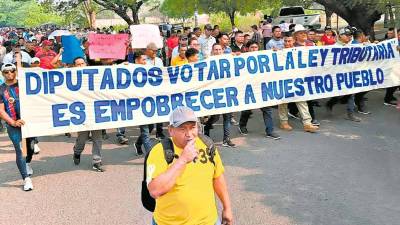 Bajo el intenso sol, obreros, autoridades y habitantes de Valle y Choluteca marcharon.