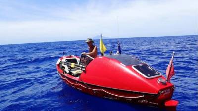 El aventurero de 53 años es británico y tiene otro hito: haber cruzado en 53 días el océano Atlántico. Esa odisea que realizó en 2011, comenzó en las Islas Canarias, España y culminó en la caribeña isla de Barbados.
