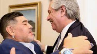 Fernández decretó tres días de duelo nacional por la muerte de su querido amigo, Diego Maradona./AFP.