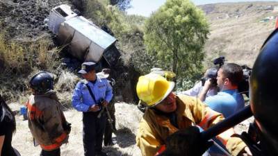 Los bomberos atendieron la emergencia y apagaron el incendio provocado en la carrocería.