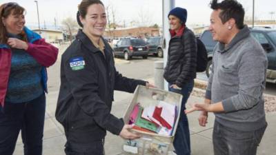 Un grupo de voluntarios regaló tarjetas de San Valentín a un grupo de inmigrantes detenidos.