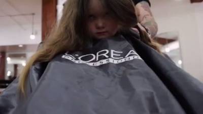 La pequeña Emily James, de apenas tres años de edad, decidió cortar su cabello para donarlo a los niños con cáncer.
