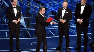 O'Connell junto a los ingenieros de sonido Robert Mackenzie, Andy Wright, y Peter Grace.