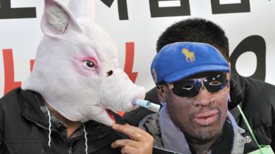 Activistas conservadores surcoreanos usan máscaras de un cerdo que simboliza el líder norcoreano Kim Jong-Un y Dennis Rodman ex estrella de la NBA durante una manifestación contra Corea del Norte que marca el cumpleaños de Kim en Seúl el 8 de enero de 2014.