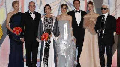 Charlene, Alberto y Carolina de Mónaco con Carlota y Pierre Casiraghi, Beatrice Borromeo y el káiser Karl Lagerfeld.