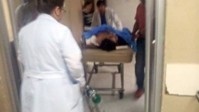 Momentos en que la paciente Marta Flores era sacada de la sala de rayos X del hospital Mario Rivas ayer.
