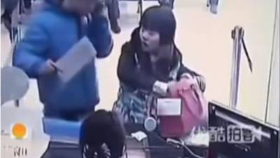 La cajera se puso a reír cuando el asaltante con machete en mano pretendía robar el banco.